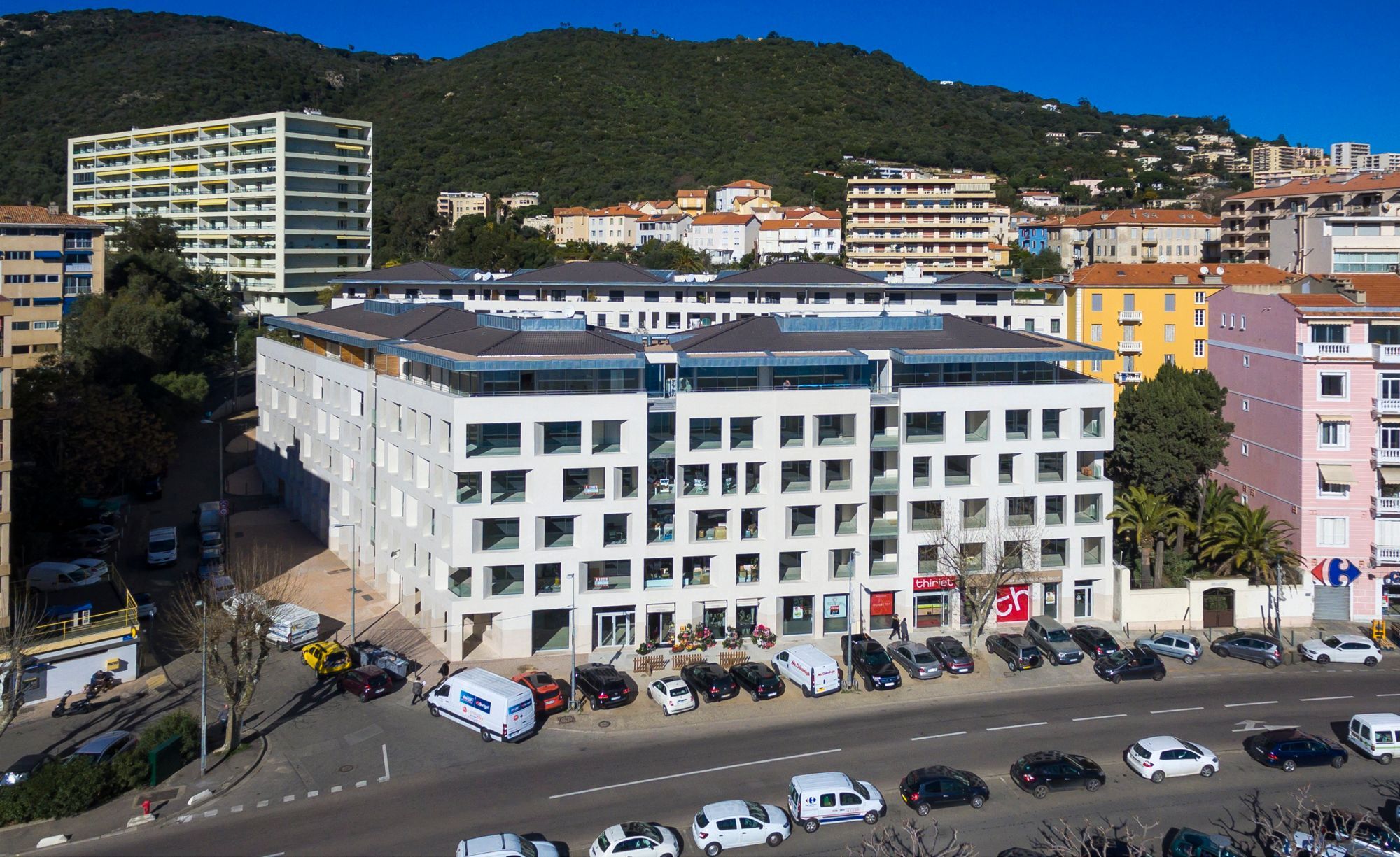 Résidence Albert 1er, boulevard Albert 1er à Ajaccio, façade blanche à fenêtres carrées