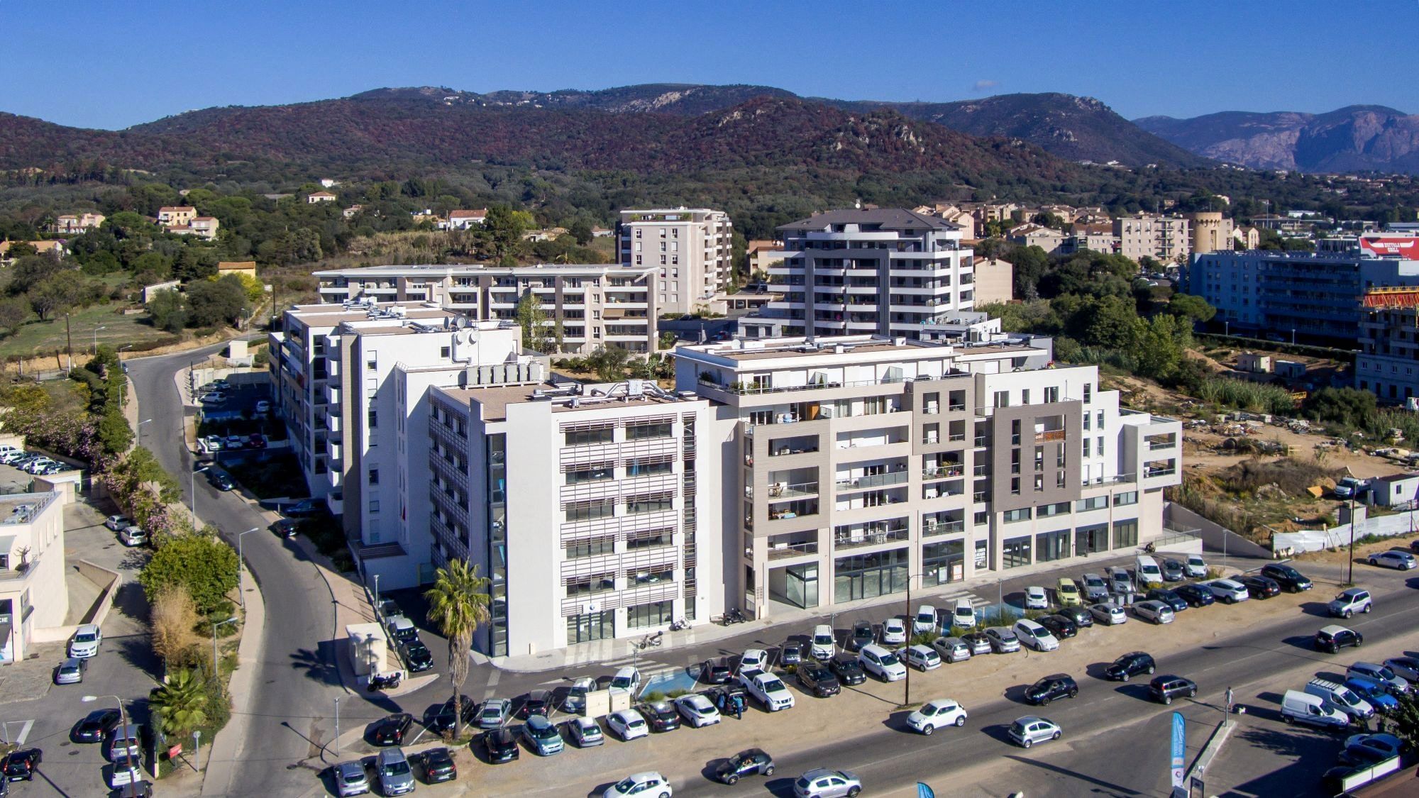 Résidence Opéra, lieu-dit Trabacchina à Ajaccio, vue aérienne avec commerces en rez-de-chaussée